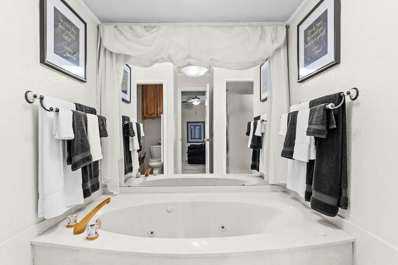 Lakeshore &nbsp;&middot;&nbsp; Soaking Tub - Before